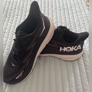 Hoka Clifton 9 women’s sneakers
Size 10
